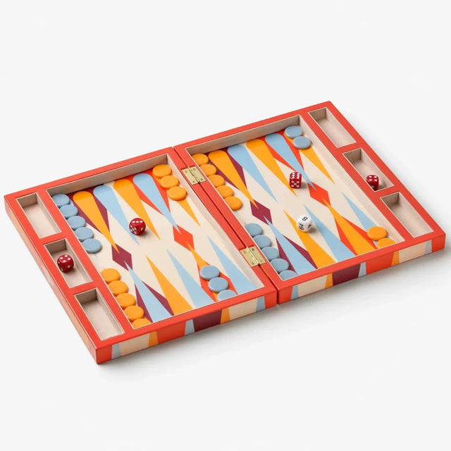Backgammon Spiel Lacquered Red – Printworks, geöffnetes Brett mit Acrylspielsteinen