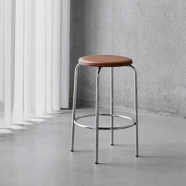 Barhocker Comma Cognac im minimalistischen Raum - House Doctor - DesignWe.Love