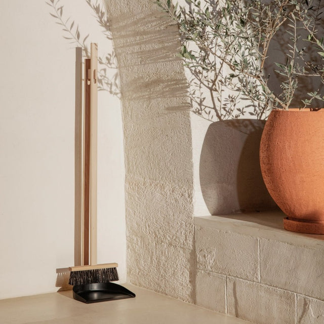 Besen und Kehrblech Set ICON - ferm LIVING - DesignWe.Love