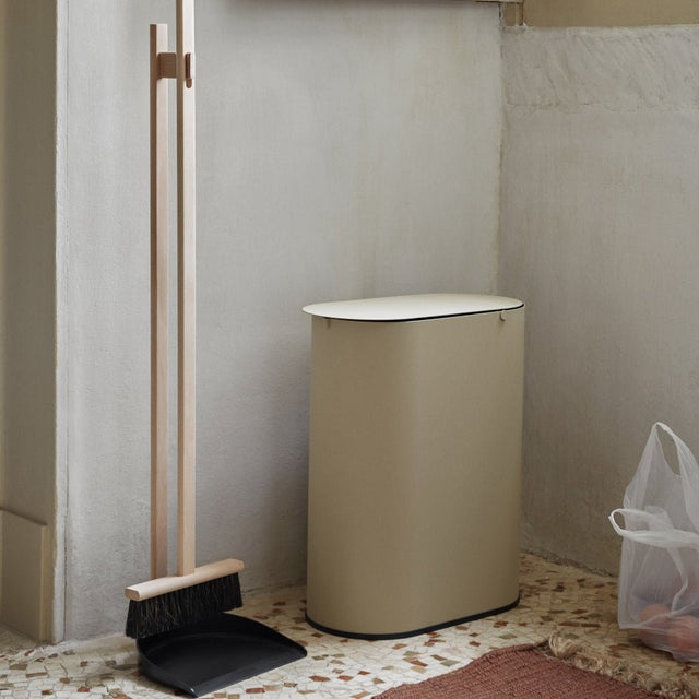 Besen und Kehrblech Set ICON - ferm LIVING - DesignWe.Love