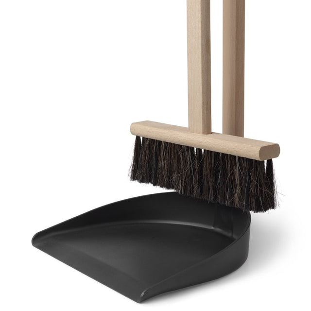 Besen und Kehrblech Set ICON - ferm LIVING - DesignWe.Love