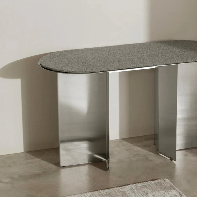 blomus ORU Sitzkissen Stone Melange auf der ORU Sitzbank in Edelstahl matt