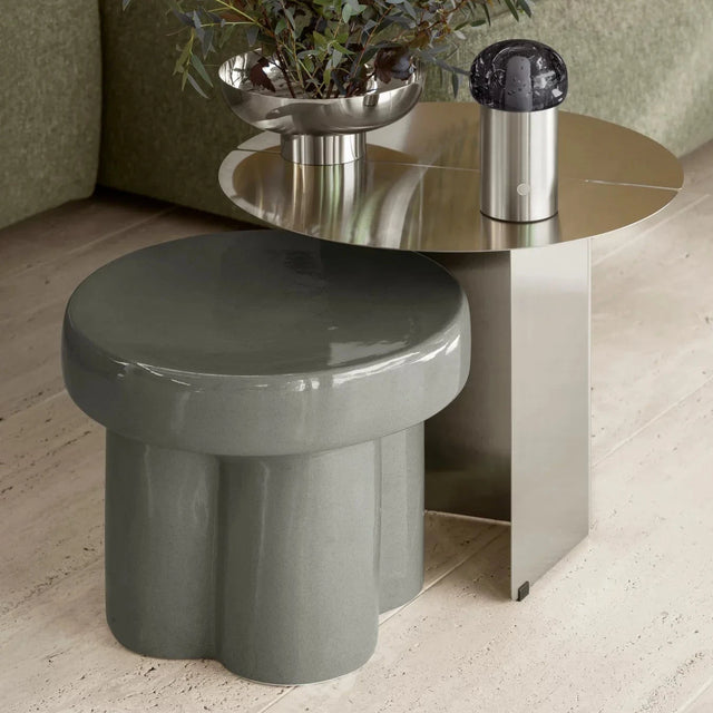 blomus TORU Keramik Hocker als runder Beistelltisch neben dem Sofa
