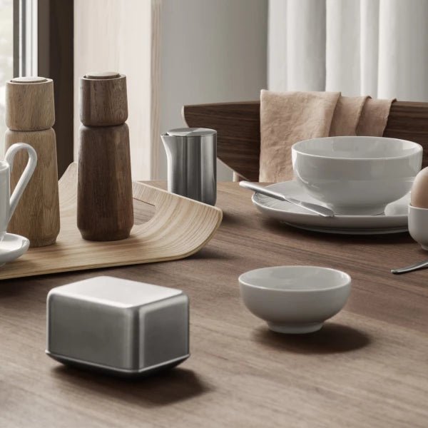 Kleine Blomus Butterdose aus Metall im minimalistischen Frühstücks-Szenario auf Holztisch neben Holz-Salzmühlen und Porzellanschalen