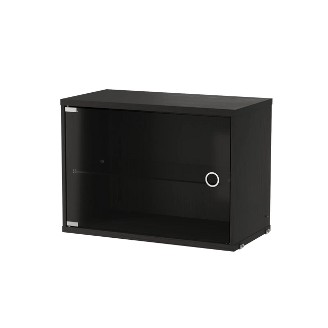String Vitrine 58×30cm mit Glas-Schwenktür Esche Schwarz – Hängevitrine für das String Regal