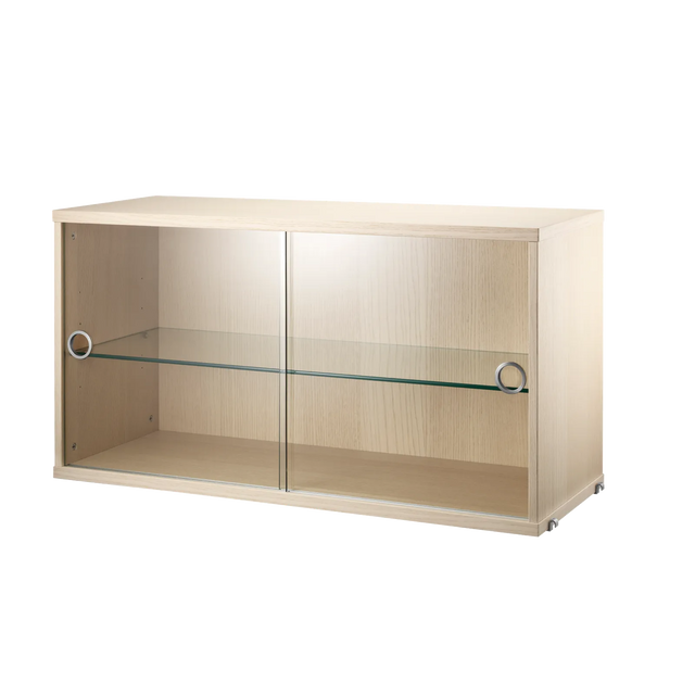 String Vitrine 78×30cm mit Glas-Schiebetüren Esche – Hängevitrine für das String Regal
