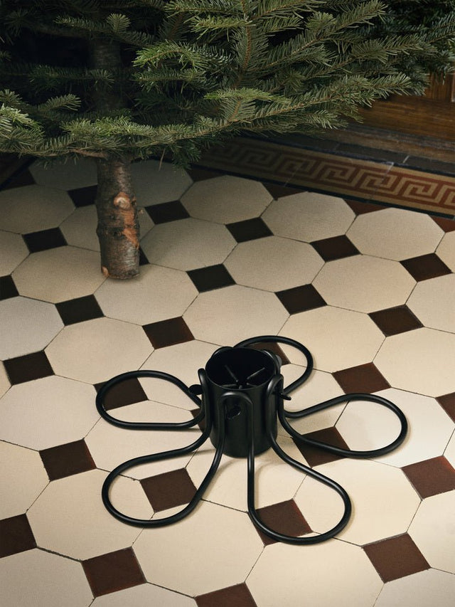 Christbaumständer Flake schwarz - ferm LIVING - DesignWe.Love