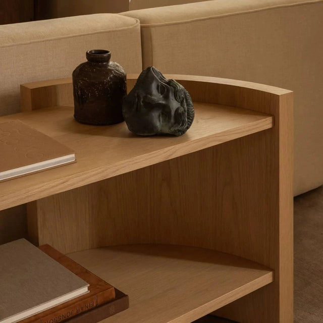 Crescent Shelving H60 als Konsole hinter dem Sofa - Audo Copenhagen