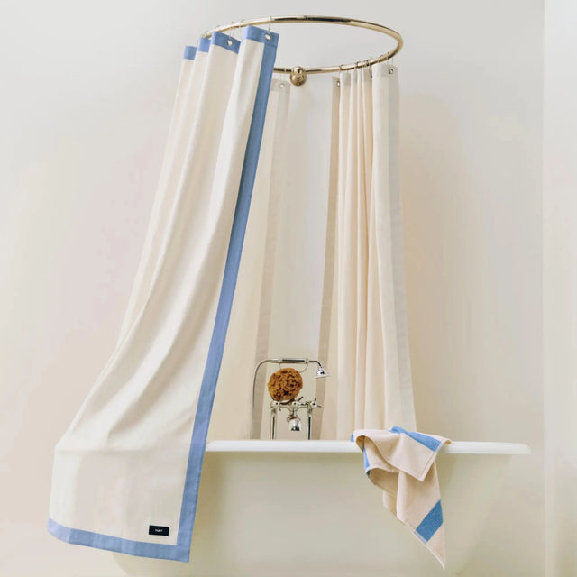 HAY Duschvorhang Outline in Blau-Creme – Lifestyle-Aufnahme in der Badewanne