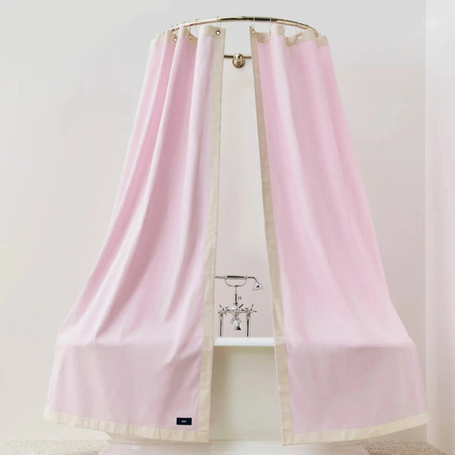 HAY Duschvorhang Outline in Pink-Creme – Lifestyle-Aufnahme in der Badewanne