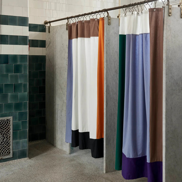 HAY Duschvorhang Pivot in zwei Farbvarianten – Braun/Orange/Schwarz und Grün/Lavendel/Violett, Lifestyle-Aufnahme