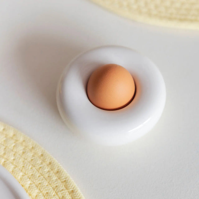 Eierbecher Set Keramik weiß Detailansicht – organische Form mit Frühstücksei