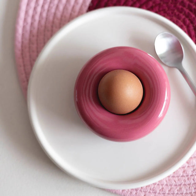 Eierbecher Set Keramik rosa – organische Form mit Frühstücksei auf weißem Teller