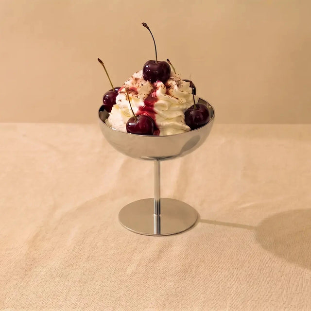 Eisbecher aus Chrom-Edelstahl auf Fuß mit Sahne, Kirschen und Schokoladenraspeln