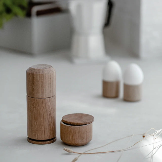 Crush Me Pfeffermühle aus Eiche Natur mit Keramikmahlwerk von EKTA Living im Wohnraum
