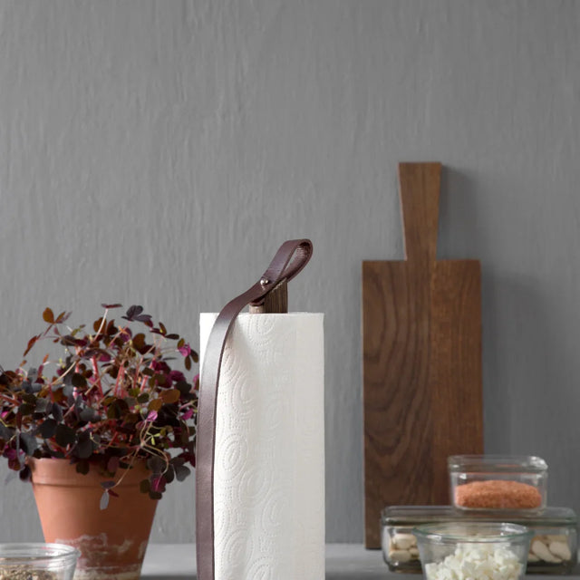 Hands On Küchenrollenhalter aus Holz und Leder Geräuchert Standard von EKTA Living im Wohnraum