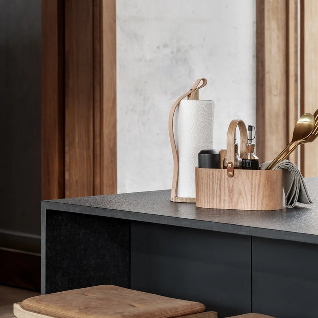 Hands On Küchenrollenhalter aus Holz und Leder Geölt Big von EKTA Living im Wohnraum