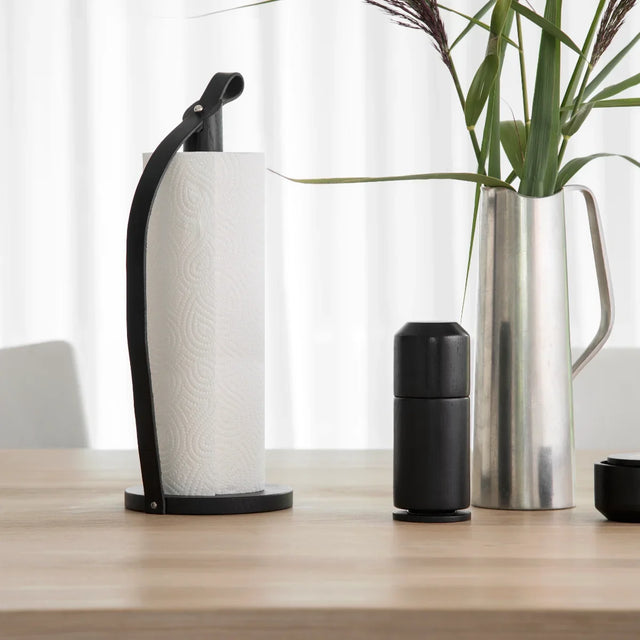 Hands On Küchenrollenhalter aus Holz und Leder Schwarz Big von EKTA Living im Wohnraum