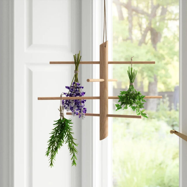 Hanging Sticks Weihnachtsbaum zum Aufhängen aus Eiche Natur von EKTA Living im Wohnraum