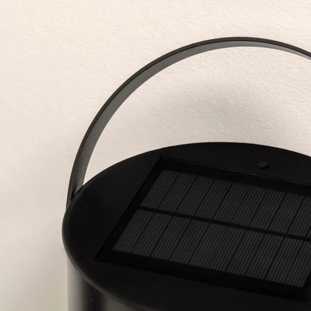 EKTA Living LED Solar Down Light Medium: Solarpanel oben auf der schwarzen Light House Solar Laterne