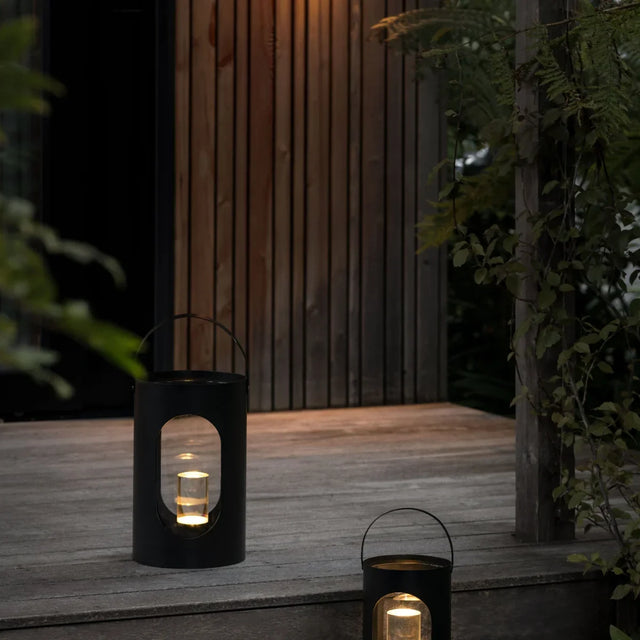 Light House Laterne aus Aluminium und Glas Big (22 × 35 cm) Schwarz von EKTA Living im Wohnraum