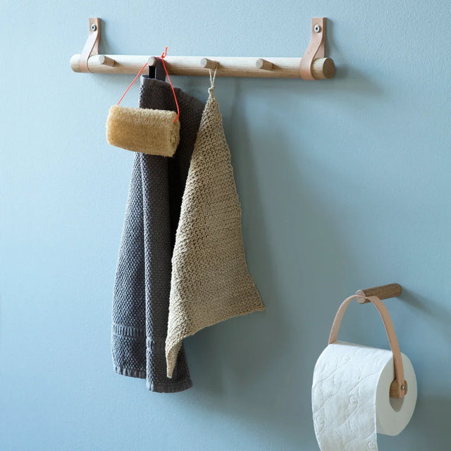 Rack Wandgarderobe aus Eiche und Leder 4 Dot Natur von EKTA Living im Wohnraum