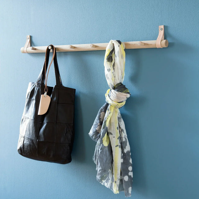 Rack Wandgarderobe aus Eiche und Leder 6 Dot Natur von EKTA Living im Wohnraum