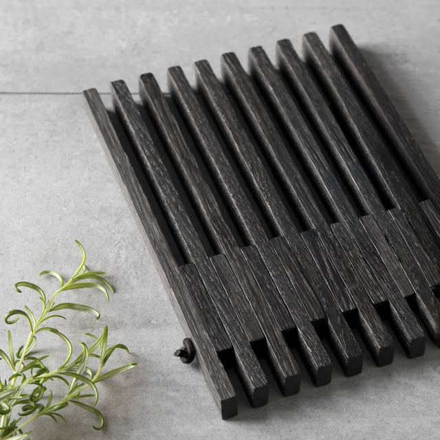 Table Frame Topfuntersetzer aus Eiche Schwarz von EKTA Living im Wohnraum