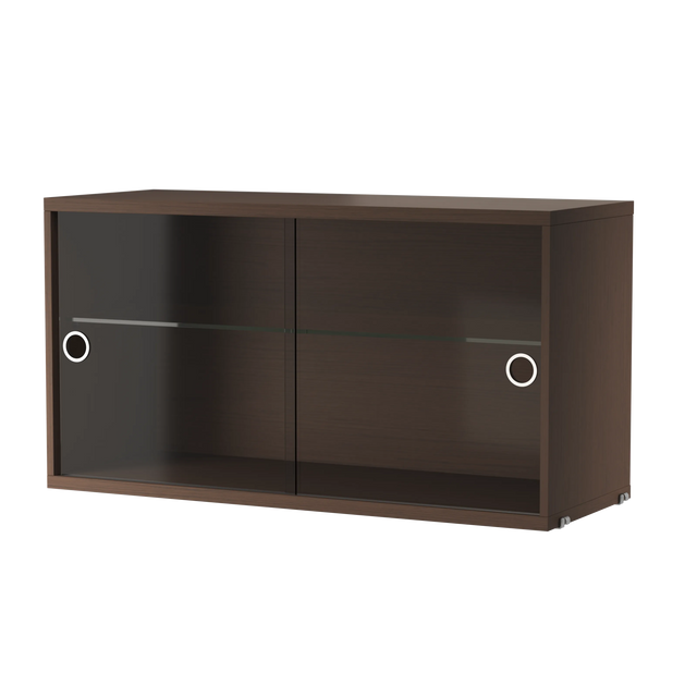 String Regal mit Vitrine mit Glas-Schiebetüren in Dunkle Eiche – String Furniture Hängevitrine