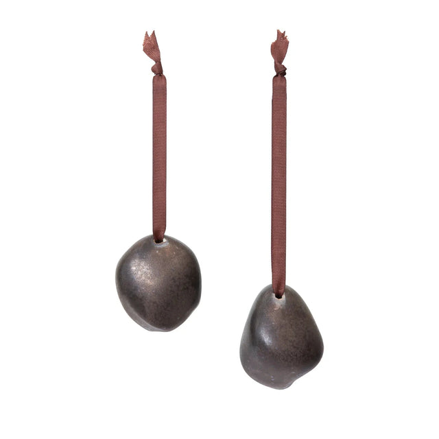 ferm LIVING Bellure Baubles Rustic Bronze – moderne Christbaumkugeln in Steinform
