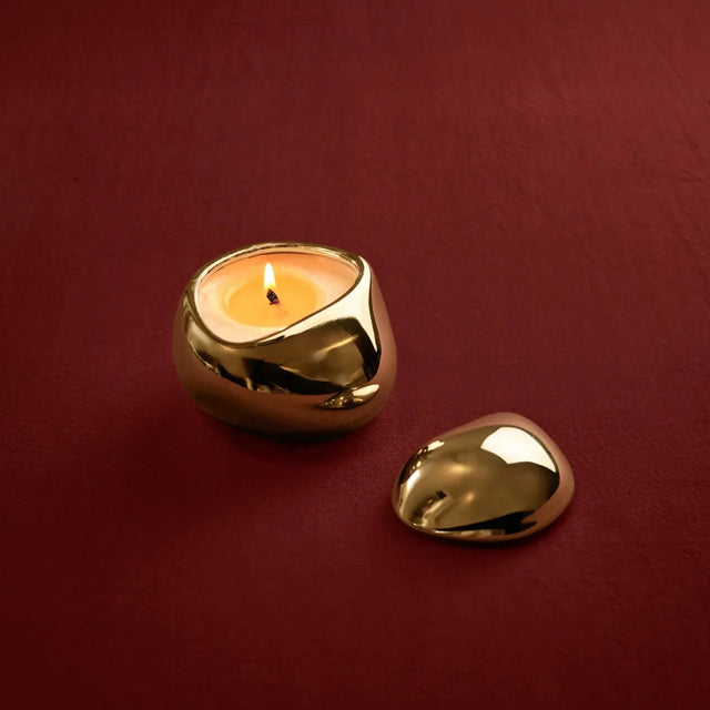 ferm LIVING Bellure Duftkerze Brass brennend als Weihnachtsdeko