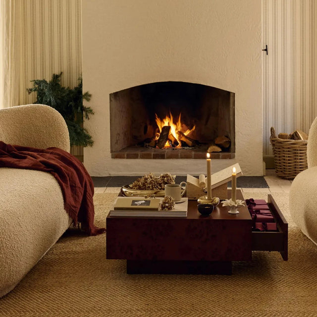 ferm LIVING Bellure Kerzenhalter Gold im weihnachtlichen Wohnzimmer