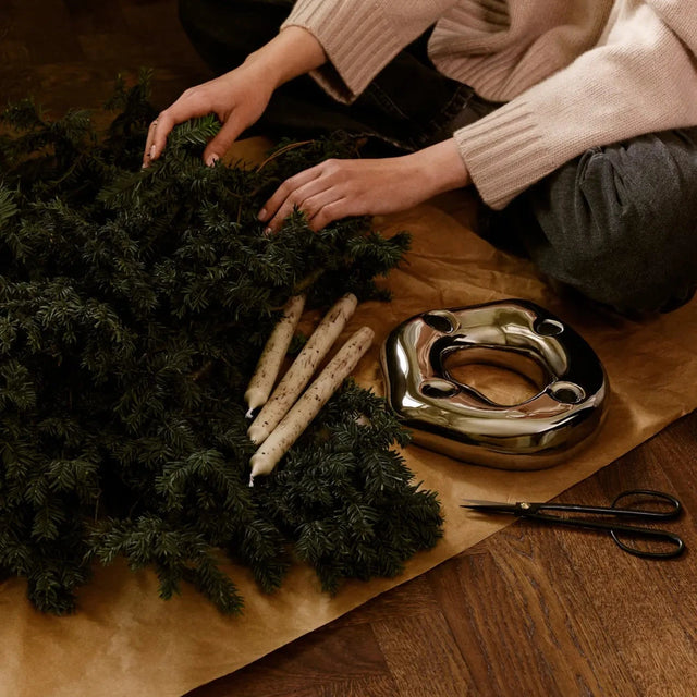 ferm LIVING Bellure Ring Silber mit Tannenzweigen als Adventskranz