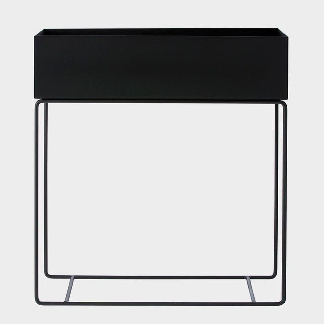 ferm LIVING Plant Box in Schwarz – Blumenkasten aus Metall mit Füßen