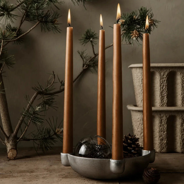 ferm LIVING Bowl Adventsschale Aluminium mit vier Kerzen auf dem Tisch