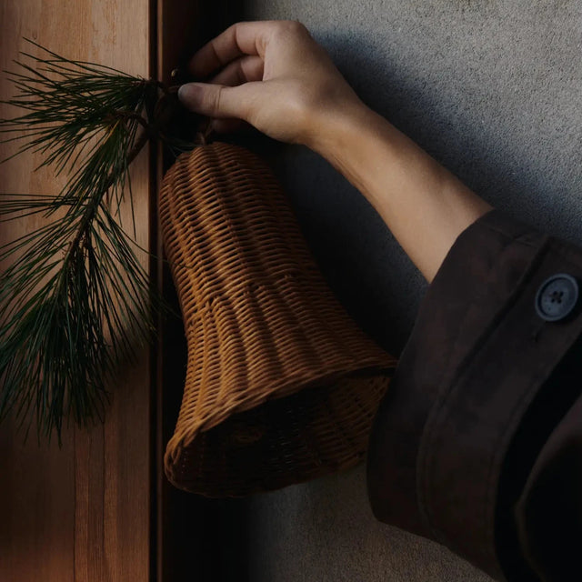 ferm LIVING Braided Rattan-Glocke als Türdeko zu Weihnachten