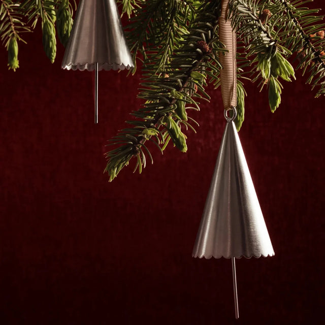 ferm LIVING Cone Bell Silber an Tannenzweigen als Christbaumschmuck