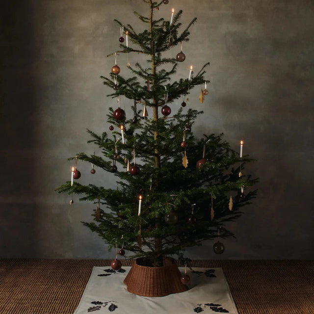 ferm LIVING Holly Leaf Messing-Anhänger am Weihnachtsbaum