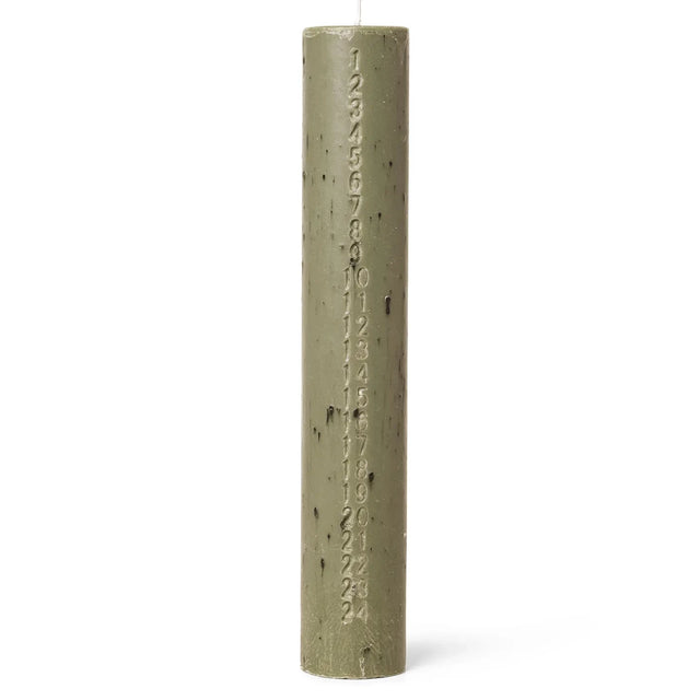 ferm LIVING Mura Adventskerze Artichoke Green – Adventskalenderkerze mit Zahlen 1–24