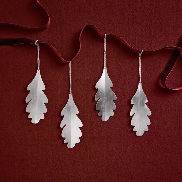 ferm-living-oak-leaf-ornaments-silber-christbaumschmuck