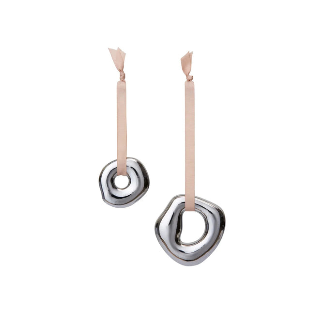 ferm LIVING Orrith Ornaments Silver – moderner Christbaumschmuck aus Porzellan