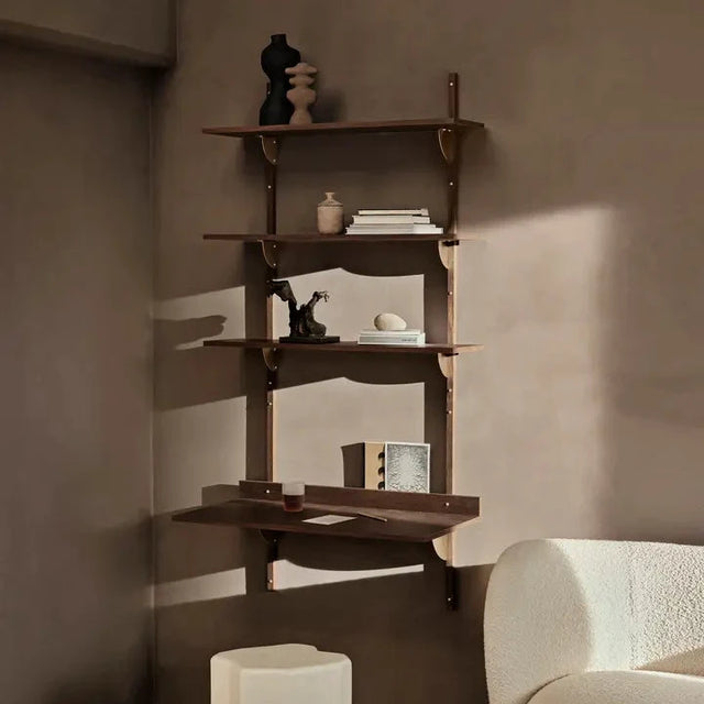 ferm LIVING Sector Desk Wandschreibtisch mit Sector Shelf Wandregal in Eiche kerngerauechert als Homeoffice-Arbeitsplatz