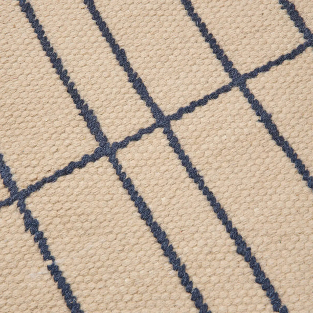 ferm LIVING Sen Wollteppich Indigo – Detail des Karomusters