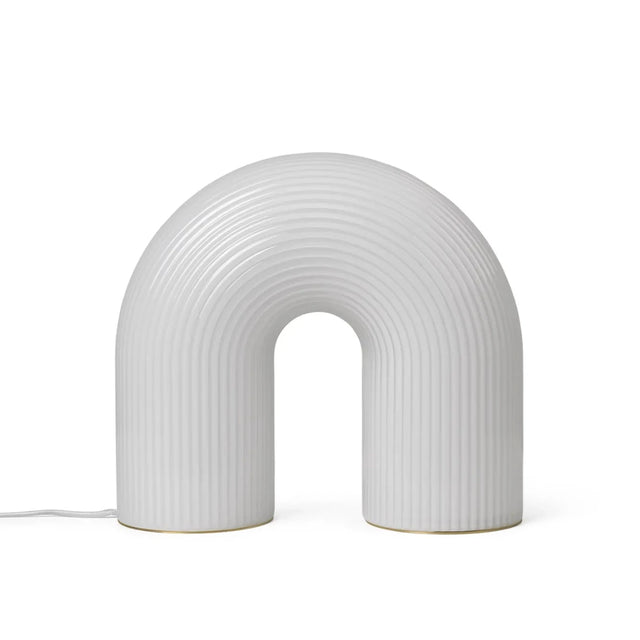 ferm LIVING Vuelta Bodenleuchte aus geriffeltem Opalglas mit Messingfüßen