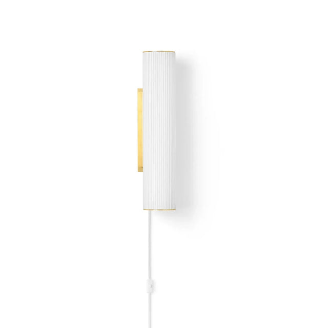 ferm LIVING Vuelta Wandleuchte aus geriffeltem Opalglas mit Messing