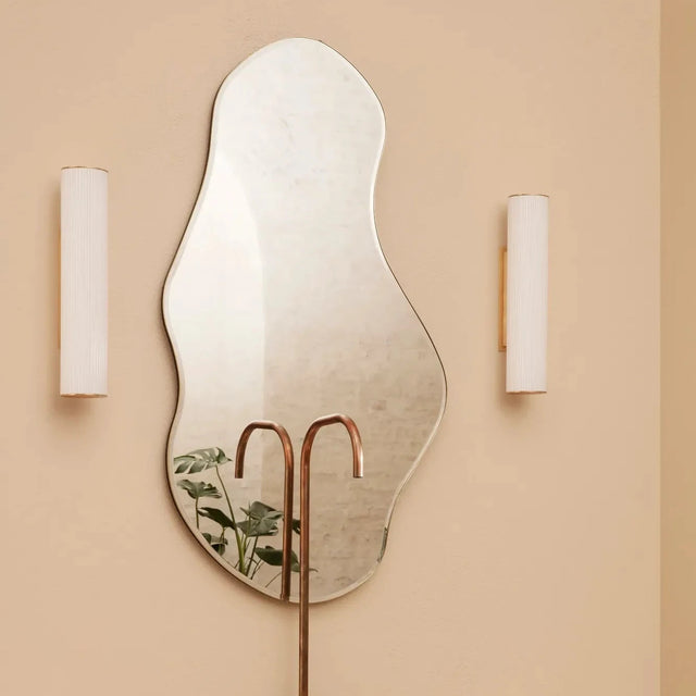 ferm LIVING Vuelta Wandleuchte mit Kabel neben einem Spiegel im Flur