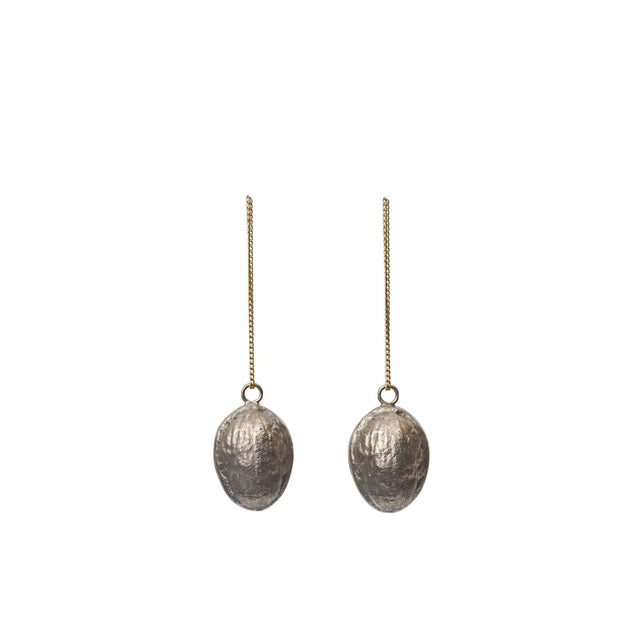 ferm LIVING Walnut Ornaments – Walnuss Anhänger aus Messing 2er-Set