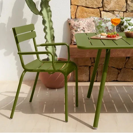 fermob Armlehstuhl Bridge Luxembourg in der Farbe Pesto im Aussenbereich - Design Outdoormöbel