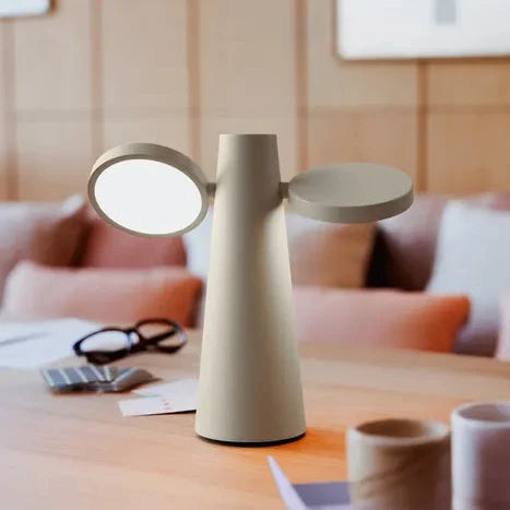 Fermob OTO Lampe H.27 cm Lehmgrau auf Schreibtisch - Fermob