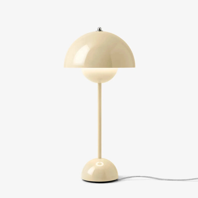 Flowerpot VP3 Tischleuchte Ivory – Sonderfarbe zum 100. Geburtstag von Verner Panton – &Tradition – DesignWe.Love